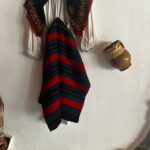 Port popular maramureșean autentic expus la Popasul Izei din Maramureș – costum tradițional și elemente decorative specifice zonei. Experienta autentica maramureseana