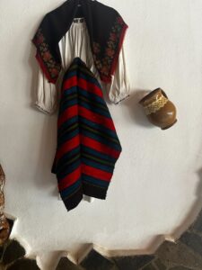 Port popular maramureșean autentic expus la Popasul Izei din Maramureș – costum tradițional și elemente decorative specifice zonei. Experienta autentica maramureseana