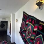 Cazare tradițională în Maramureș la Popasul Izei – interior decorat cu țesături și elemente autentice maramureșene