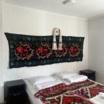 Popasul Izei din Săliștea de Sus, Maramureș – locație pentru tabere în Maramureș și grupuri organizate, cu experiență autentică maramureșeană, activități tradiționale și spații generoase pentru copii și adulți. Camera traditionala