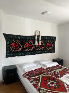 Popasul Izei din Săliștea de Sus, Maramureș – locație pentru tabere în Maramureș și grupuri organizate, cu experiență autentică maramureșeană, activități tradiționale și spații generoase pentru copii și adulți. Camera traditionala