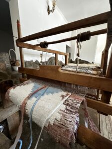 Tiară – război de țesut tradițional din Maramureș, demonstrație de meșteșug autentic la Popasul Izei.Atelier la războiul de țesut maramureșean – tiară tradițională pentru copii și grupuri la Popasul Izei.Război de țesut Maramureș – tiară tradițională și meșteșug popular autentic.Traditional